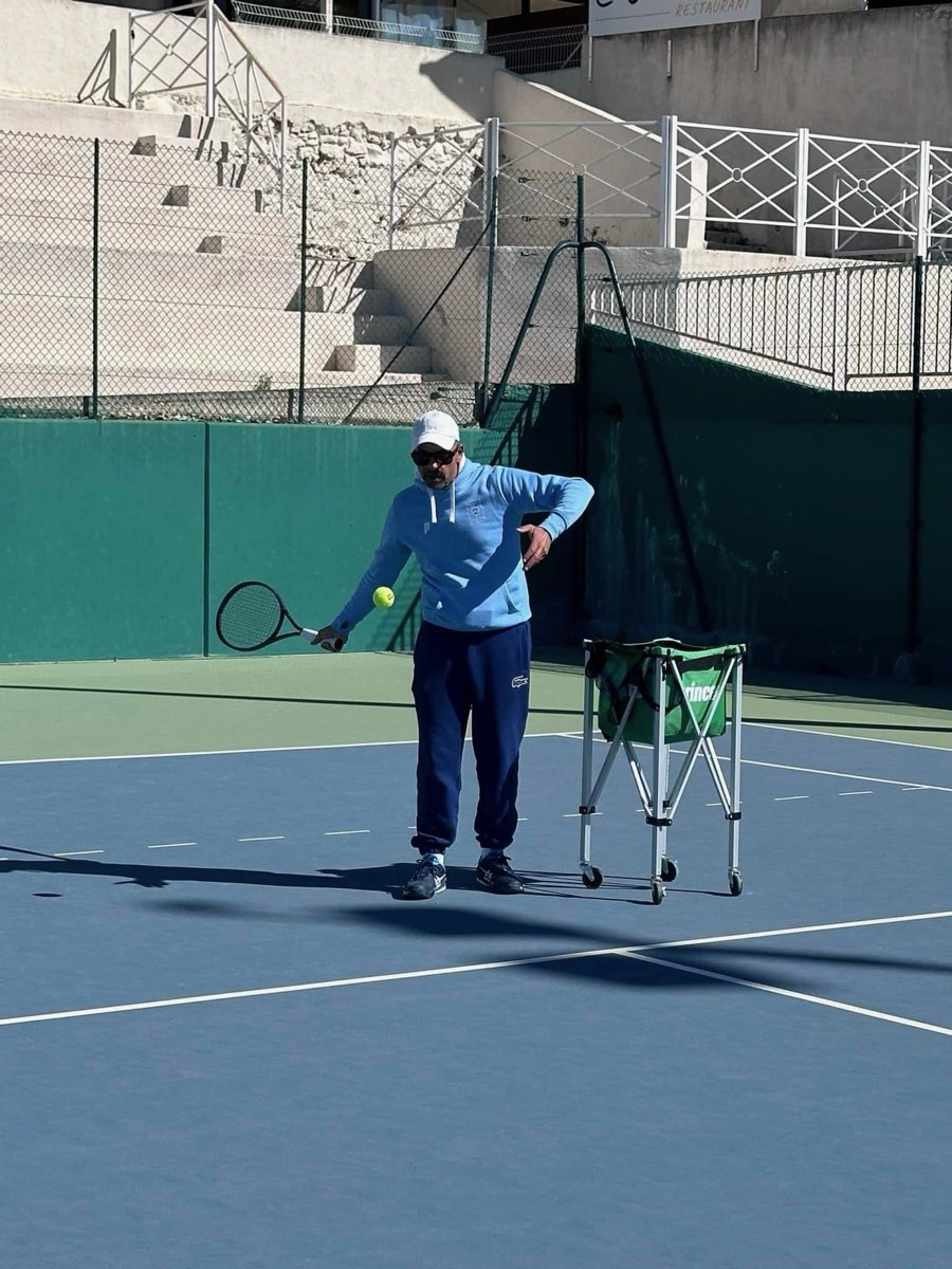 Benjamin Iovino, enseignant de tennis diplômé d'État, en plein cours au panier de balles