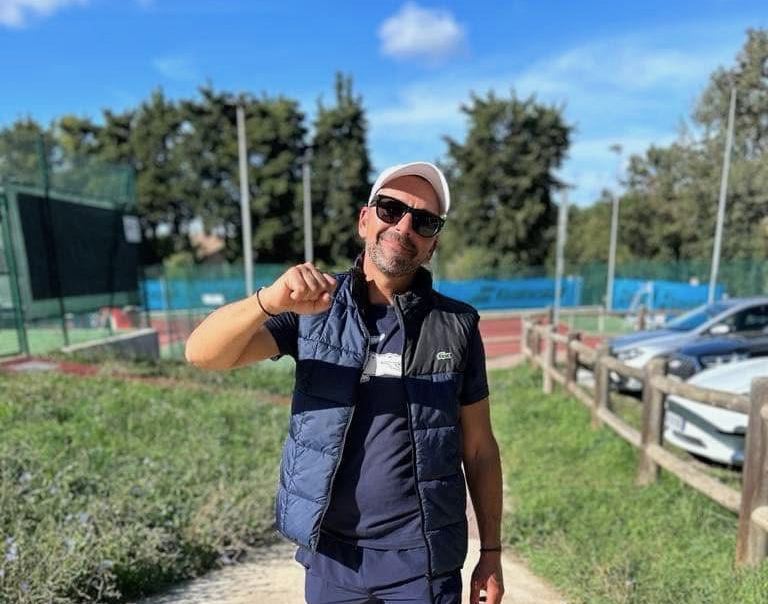 Benjamin Iovino, enseignant de tennis diplômé d'État, devant les courts