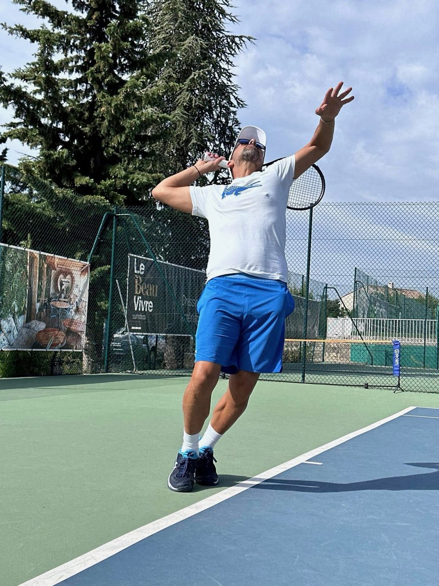 Benjamin Iovino, enseignant du club, au service sur les courts
