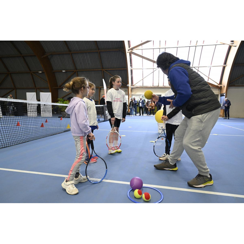 Séance de mini-tennis pour les enfants — balles souples et mini-filets (photo FFT)