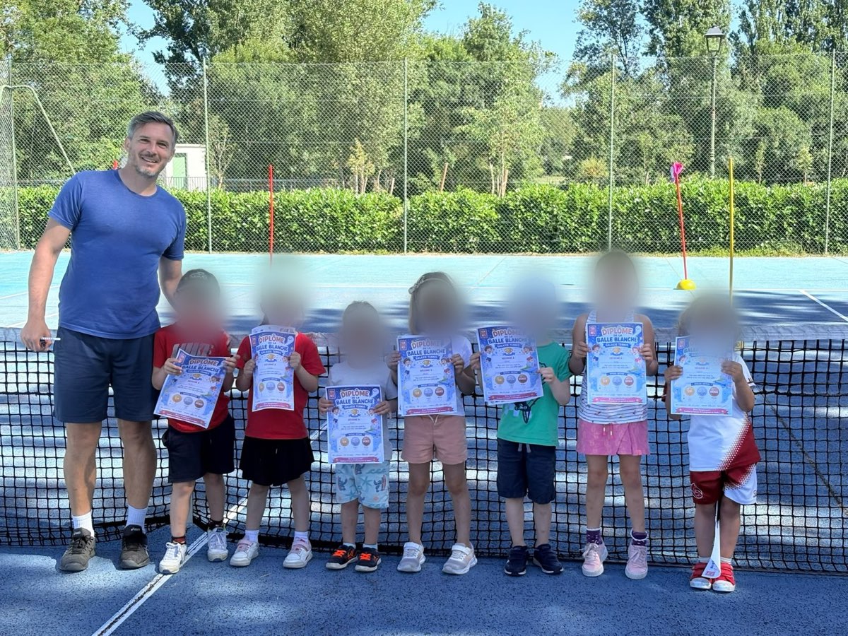 Nathanaël et ses jeunes élèves de l'école de tennis avec leurs diplômes de la Balle Blanche